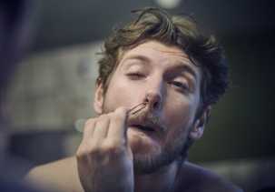 Dokter Peringatkan Bahaya Mencabut Bulu Hidung dengan Pinset