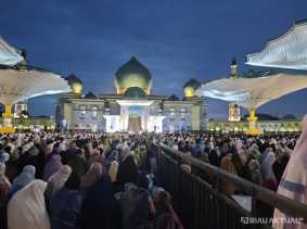 Peringati 1 Muharram 1445 Hijriah, Puluhan Ribu Warga Penuhi Masjid Raya Annur
