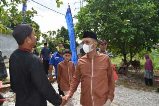 Azwendi Serahkan Satu Ekor Sapi Kurban Ke Mesjid Darul Jabbar