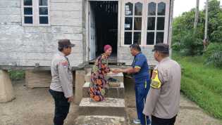 Polsek Kuantan Hilir Salurkan Bantuan Sembako dalam Program Jumat Barokah