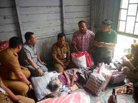 Agung Nugroho Utus Ketua Demokrat Pekanbaru Tinjau Langsung Nenek Korban Penelantaran