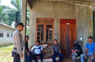 Bhabinkamtibmas Karya Mukti Ajak Warga Bijak dan Waspadai Hoaks Jelang Debat Pilkada Rokan Hilir