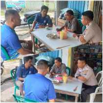 Cooling System, Bripka M Rafik Sambangi Warung Makan Cegah Penyebaran Berita Hoax