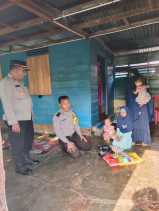 Polsek Bukit Batu Bantu Janda Anak Tiga di Desa Batang Duku