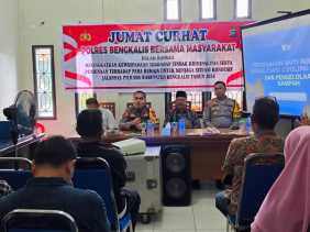 Polres Bengkalis Gelar Jumat Curhat di Desa Kelapapati untuk Jaga Kamtibmas Jelang Pilkada