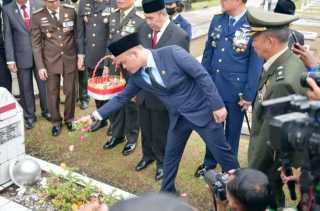 Pimpinan DPRD Riau Ikuti Upacara Tabur Bunga