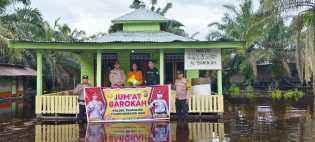 Polsek Tempuling Ciptakan Pemilu Damai Melalui Jumat Berkah untuk Masyarakat Terdampak Banjir