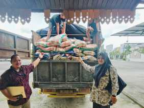 Instruksi Bupati Kasmarni, PT BLJ Salurkan 10.000 Paket Sembako di 11 Kecamatan