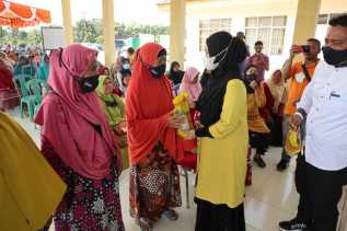 Turun Ke Dapil, Sewitri Bagikan 4000 Liter Migor