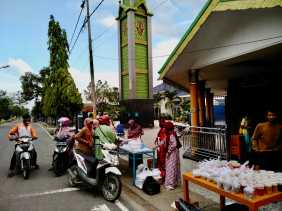 Hj Andina Gustiani Gandeng Remaja Masjid Bagi-bagi Takjil Gratis 