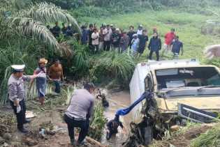 Kecelakaan Beruntun di Pelalawan, Pasutri Tewas Tertimpa Truk