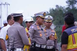 Jalan Lintas Riau-Sumbar Longsor, Kombes Pol Taufiq Tinjau Penanganan di Lokasi
