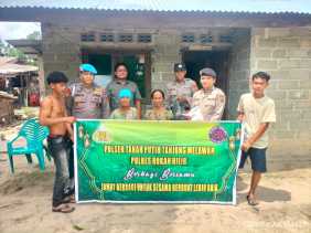 Polisi Humanis, Polsek TPTM Bagikan Sembako di Hari Jumat Berkah