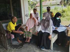 Polsek Ukui Sasar Dua Desa Untuk Vaksinasi Door to Door 