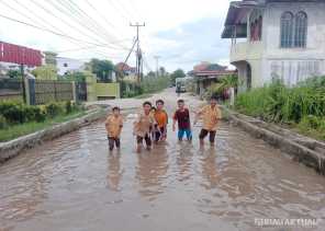 Jalan Teladan Rusak Parah, Pelajar dan Warga Minta Perhatian Walikota Pekanbaru