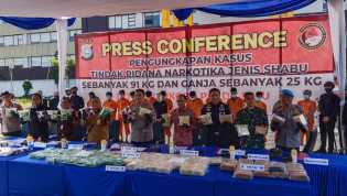 Puluhan Kilo Sabu dan 25 kilogram Ganja Diamankan Polda Riau dari 12 Tersangka