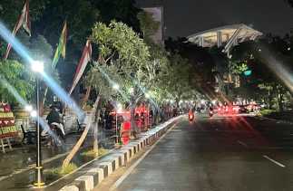 Percantik Wajah Kota, Dishub Pekanbaru Pasang Lampu Penerangan Trotoar Sudirman