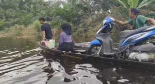 Banjir Rendam Desa Tanjung Kudu Kampar, Warga Gunakan Sampan Untuk Beraktivitas