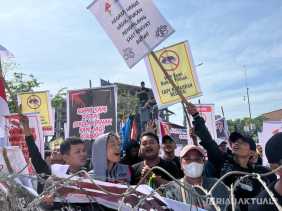 Ribuan Massa AMMP Kepung Kantor Gubernur Riau, Tolak Relokasi dari Tesso Nilo