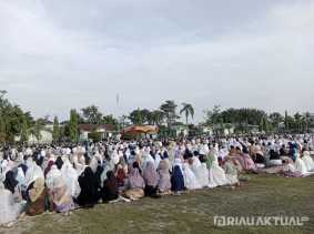 Ribuan Jemaah Salat Idulfitri 1444 Hijriah Penuhi Lapangan Baterai A Pekanbaru