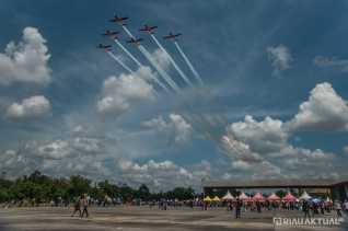 Jupiter Aerobatic Team Tampil Memukau Lintasi Langit Pekanbaru