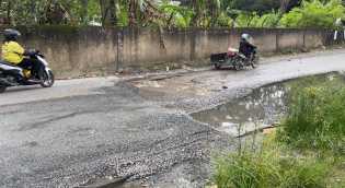Jalan Bangau Sakti Pekanbaru Memprihatinkan, Warga Keluhkan Lubang dan Drainase Buruk
