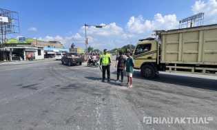 Mahasiswi Tewas Usai Motor Bersenggolan dengan Dump Truck di Simpang Garuda Sakti Pekanbaru