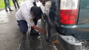 Parkir Sembarangan, Puluhan Kendaraan Bannya Digemboskan Dishub Pekanbaru