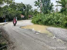 Lubang di Tikungan Pasar Inuman Kuansing Membahayakan Pengendara, Pemasangan Rambu Disegerakan