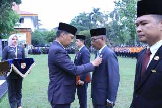51 PNS Pemko Pekanbaru Dapat Tanda Kehormatan Satyalancana Karya Satya
