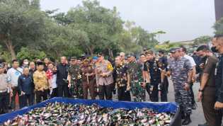 Puluhan Ribu Botol Miras Hingga Ganja Kering Dimusnahkan Jelang Malam Tahun Baru