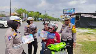 Ditlantas Polda Riau Edukasi Pengendara di Traffic Light Jalan Yos Sudarso Pekanbaru