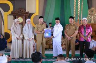 Wako Agung Bagikan Baju, Peci, dan Kain Sarung untuk Pengurus 1.222 Masjid di Pekanbaru