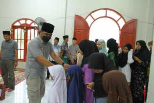 Peduli Terhadap Sesama, TLCI Chapter 2 Riau Berikan Bantuan Sembako dan Uang Tunai ke Anak Yatim