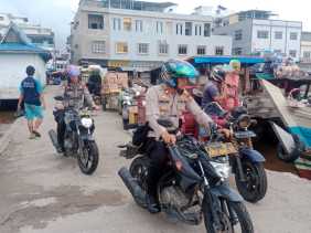 Kapolsek Tembilahan Gunakan Sepeda Motor untuk Cooling System di Pelabuhan