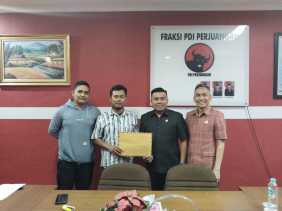Mantan Kurir Adukan Penahanan Ijazah ke Fraksi PDIP DPRD Pekanbaru