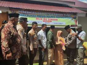 HUT Bhayangkara ke-77, Warga Batang Peranap dapat Hadiah Rumah Layak Huni Program Bersih