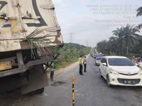 Diduga Rem Blong, Truk Hino Seruduk 2 Colt Diesel di Lintas Timur