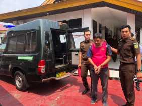 Tersangka Dugaan Korupsi Bawaslu Inhu Ditahan