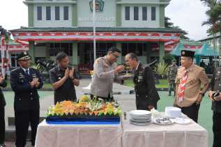 HUT TNI ke-80, Kapolres Bawa Tumpeng untuk Dandim 0313/Kampar