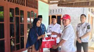 Wabup Rohul Salurkan Bantuan untuk Korban Kebakaran di Bangun Purba