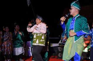 Artis Malaysia Haziq Rosebi Buat Pejabat dan Warga Siak Bergoyang saat Opening Festival Sungai Siak