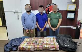 Polisi Berhasil Amankan Tiga Kurir Penyelundup 15 Kilogram Sabu dari Malaysia ke Riau