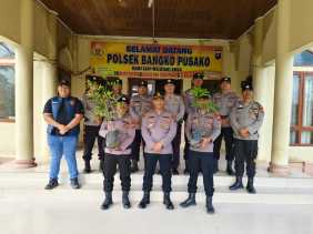 Dukung Program Penghijauan Kapolda Riau, Kapolsek Bangko Beri Bibit Pohon kepada Personel Ulang Tahun