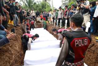 Sepuluh Jenazah Korban Galodo Agam Tak Teridentifikasi Dimakamkan Massal