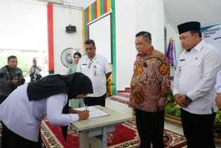 Dapat SK PPPK dari Pj Gubri SF Hariyanto, Guru Honorer Bahagia