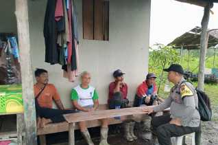 Babinkamtibmas Teluk Belengkong Sambangi Desa Sumber Sari Sampaikan Pemilu Damai 2024