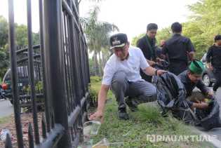 Usai Demo di DPRD Riau, Mahasiswa dan Wali Kota Pekanbaru Kompak Bersihkan Sampah