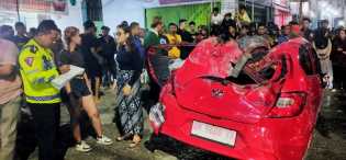 Honda Brio Hampir Terbelah Dua Usai Ditabrak Truk Molen di Jalan Tuanku Tambusai Pekanbaru