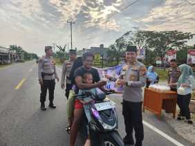 Polsek Kempas Berbagi Takjil Ramadhan, Peduli Sesama